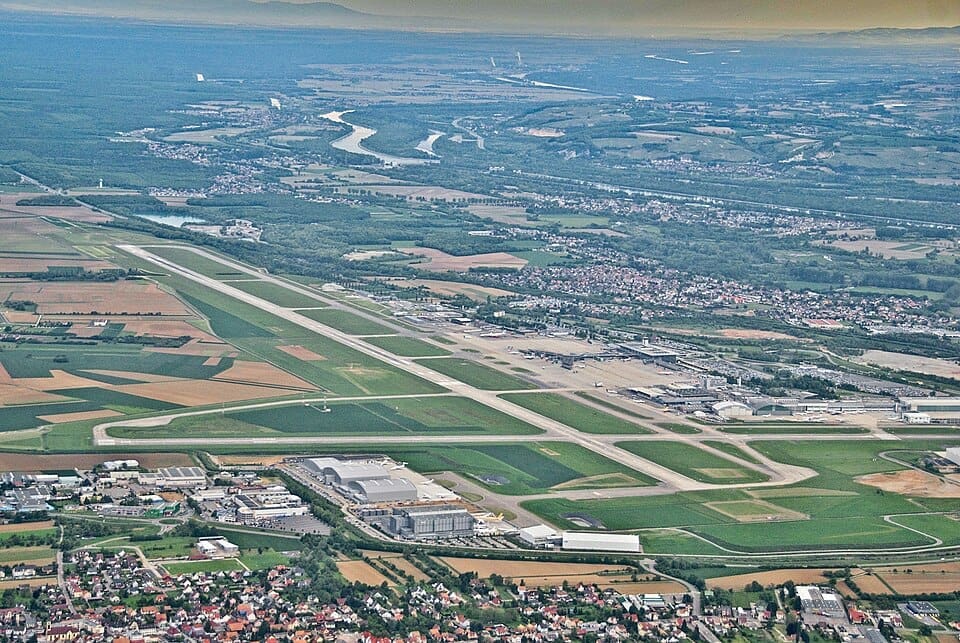 Vista aérea do EuroAirport Basileia-Mulhouse-Friburgo
